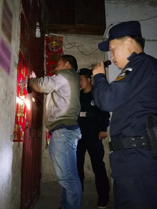 大方粗心妈妈误将幼女锁家中 