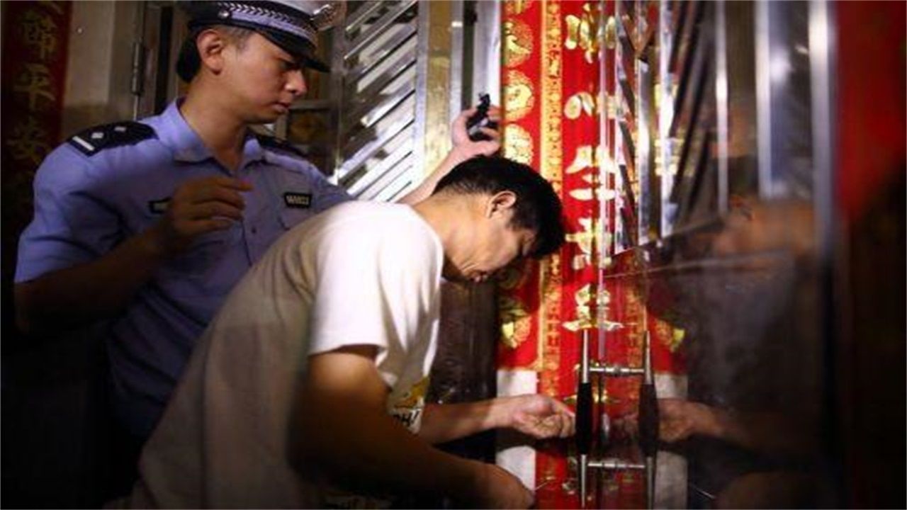 大方请开锁师傅开了锁后，师傅